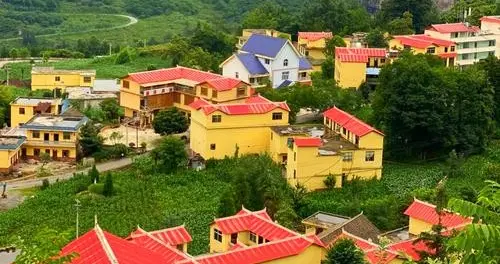 贵州六盘水有一个被悬崖包围的小镇，是中国攀岩的圣地