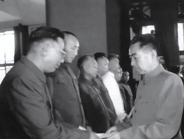 1955年授衔，陈赓闷闷不乐，贺龙安慰：是想老战友了吧