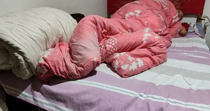 寒夜里的西安城中村：打零工的表叔们，还在民房里坚守着