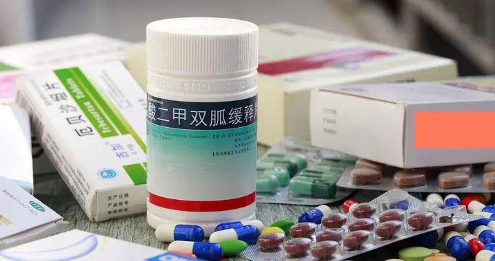 错用二甲双胍险丧命！糖尿病人长期吃二甲双胍，切记不要做4件事