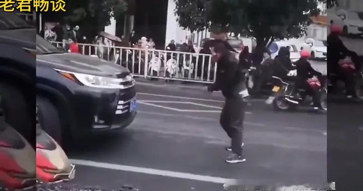 小伙玩命碰瓷，用头撞车头，脑瓜子嗡嗡的，司机需要担责吗？