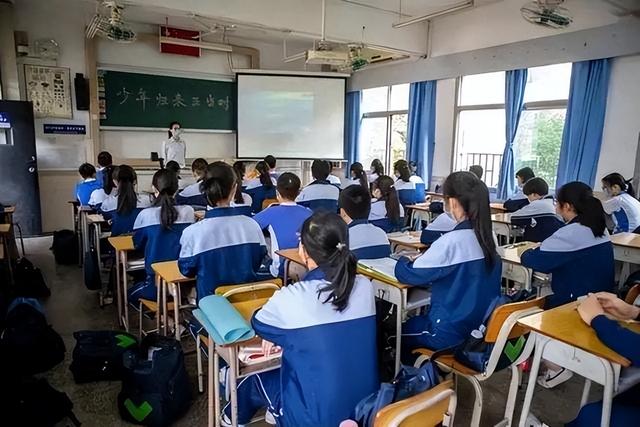 2010年南京离奇杀人案，母亲为还巨额赌债，控制14岁女儿绑架同学