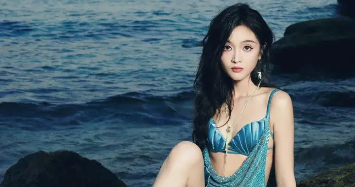 吴宣仪晒小脚丫