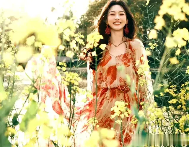 唐嫣春日写真火爆全网，油菜花田中的“神女”绽放无限魅力！