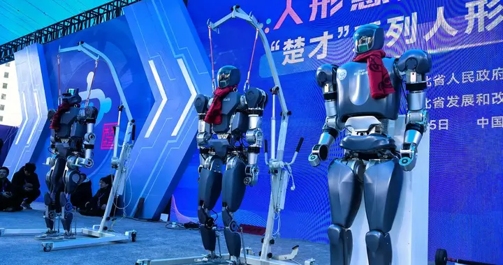 马斯克押万亿造人形机器人，与中国对比，谁能赢？