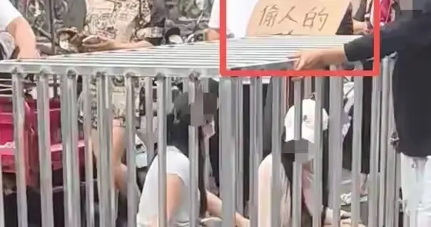 湖南女子“浸猪笼”后续！内幕曝光，警方通报系惯犯，9人全被抓
