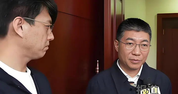 郝院长带出了中戏96级八大金钗，他的得意弟子是靳东，亦师亦友