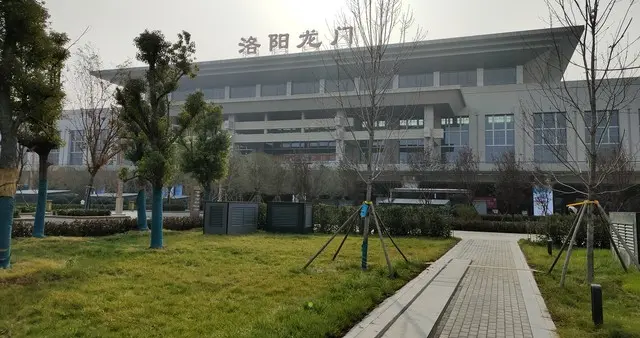 焦洛平高铁新建车站一个比一个小，洛阳龙门站很失落高架候车无望