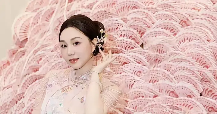 豪横！周大生老板娘46岁生日，老公送的“有钱花”，一家四口同框