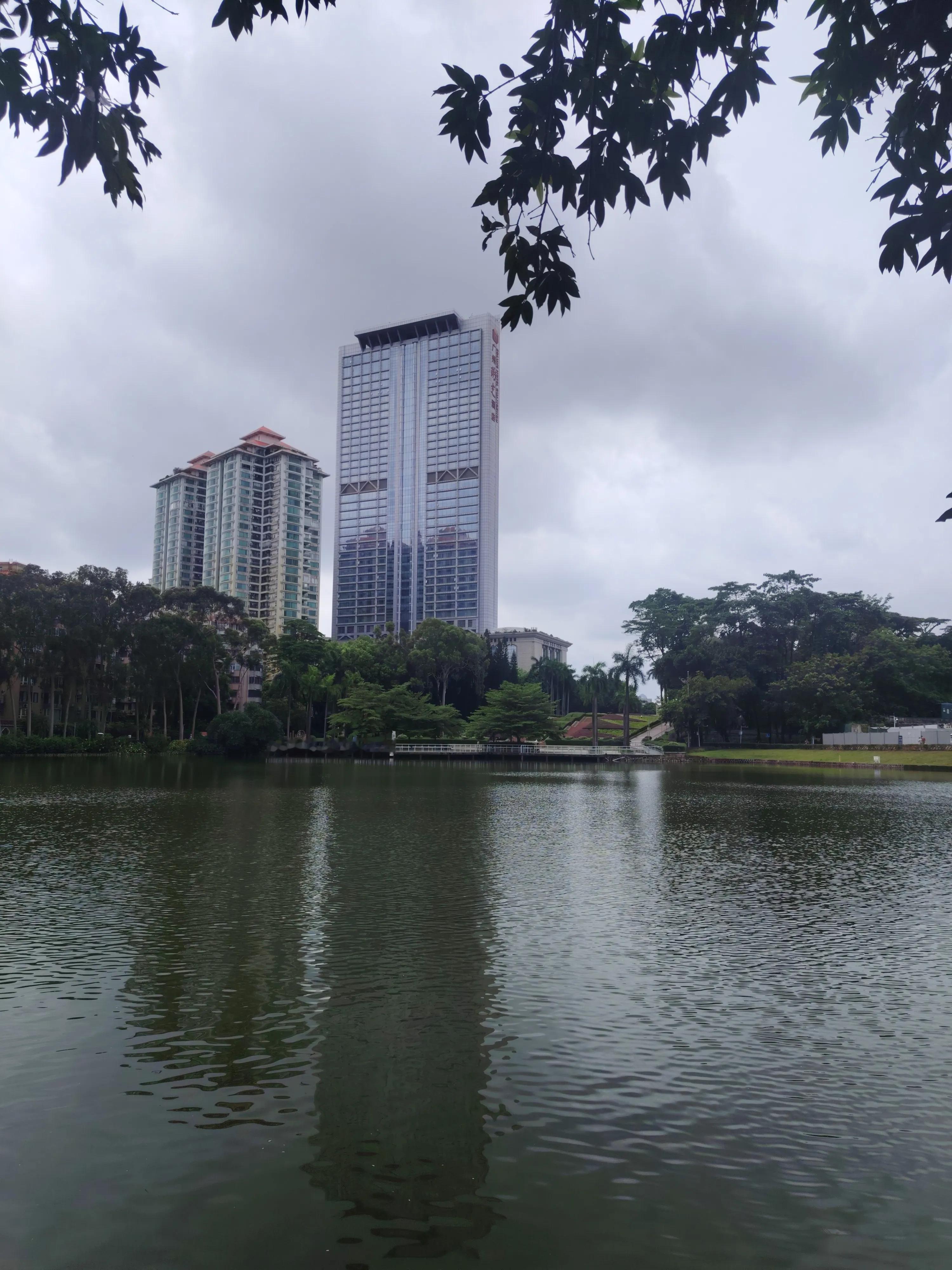 城市里的一方绿意天地，天河公园湖景如画，碧水、亭台、高楼相映，偷得浮生...