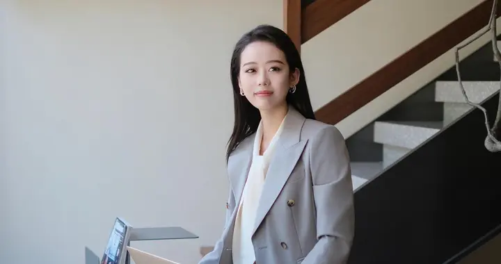灰调西装配白衬衫，10个松弛姿态拍出高智感通勤照