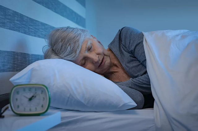 “8小时睡眠论”错了？50岁后，最佳睡觉时间是多少？