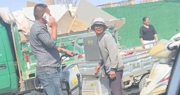 老奶奶骑车和奔驰发生碰撞后被吓哭，网友：别让老人赔钱了