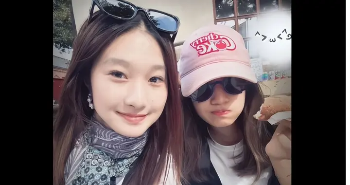 文君竹主动晒姐妹合照，妹妹一脸拽姐样，审美这块直接被姐姐点赞