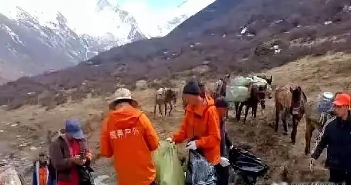 🗻川藏线卫生巾避孕套成堆！这是“保命神器”但也不能乱丢啊！