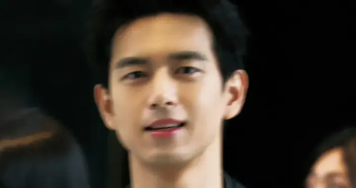 这夜，34岁李现线下像男大！刘萧旭扫楼笑容满面，白鹿营业送烤肠