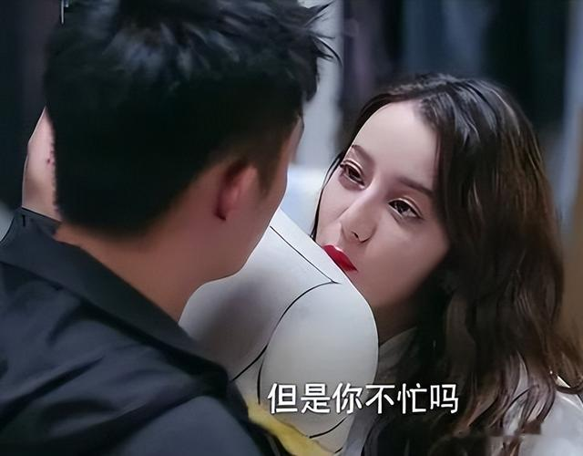 女人的这4种“样子”，说明她在“假装爱你”，男人要尽早明白！