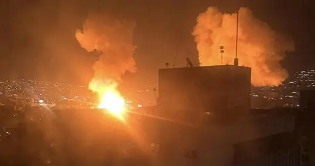 马杜罗遭美军突袭生擒，加拉加斯深夜惊魂，全球地缘格局生变