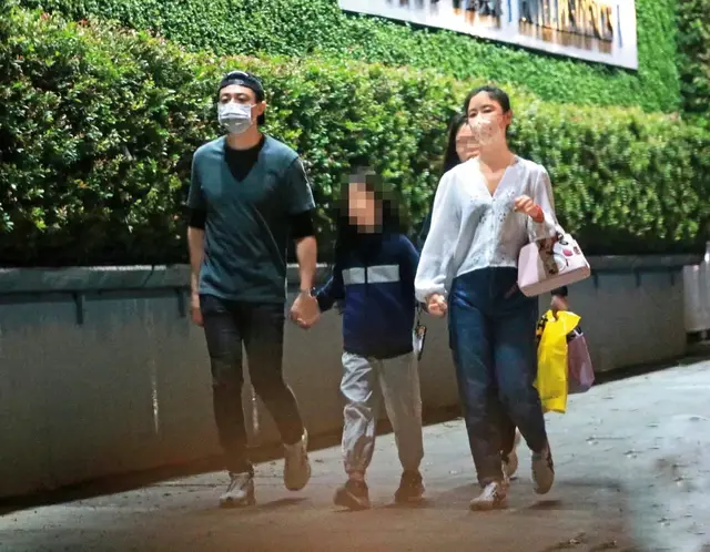 林心如霍建华一家三口近照，手牵手散步好有爱，8岁小海豚长高了