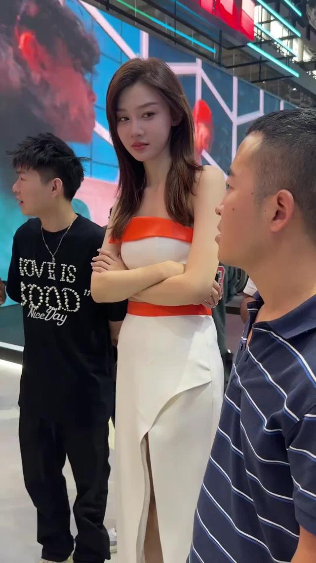 车展现场，条纹哥和女模特对看，条纹哥遇到对手了，都害羞了