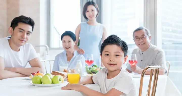 父母去世10年，我们兄妹6家和谐相处，只因家里有个爱吃亏的大嫂