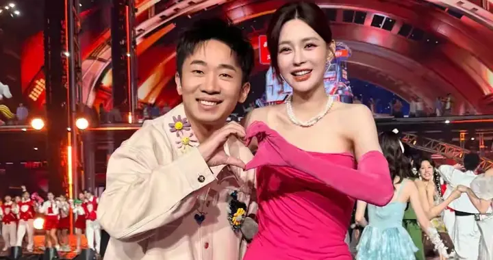 肢体冲突还是互动玩梗？沈梦辰杨迪跨年表现引热议，本尊回应来了