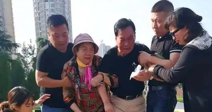 她23岁为国牺牲，初恋为其守墓一生未婚，弟弟苦寻64年在墓地痛哭