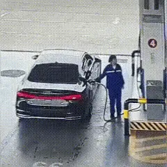 认真喵：真解气！ 合肥这名开奥迪加油逃单