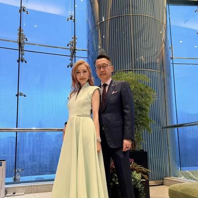彩虹吃瓜娱乐：56岁李嘉欣又来秀恩爱了
