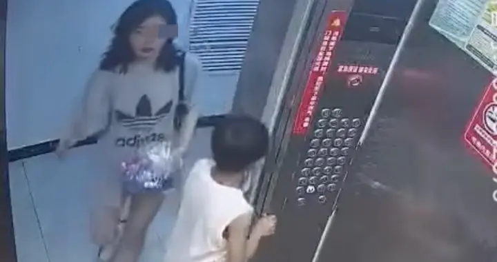 宝妈电梯扭打的完整版视频曝光，宝妈挺漂亮，男孩偷笑看笑网友