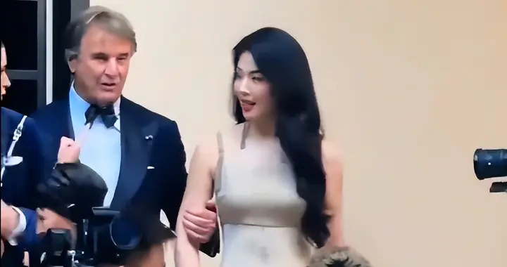 当众摸胸仅开胃菜，手伸裤子、拖进厕所、以身换角，多位女星遭殃