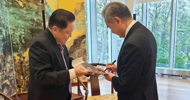 十年首访加拿大，王毅被加参议员索要签名