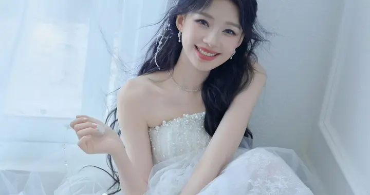 孙怡白色高叉蓬纱裙，宛如海底婚礼中的新娘，纯净又梦幻