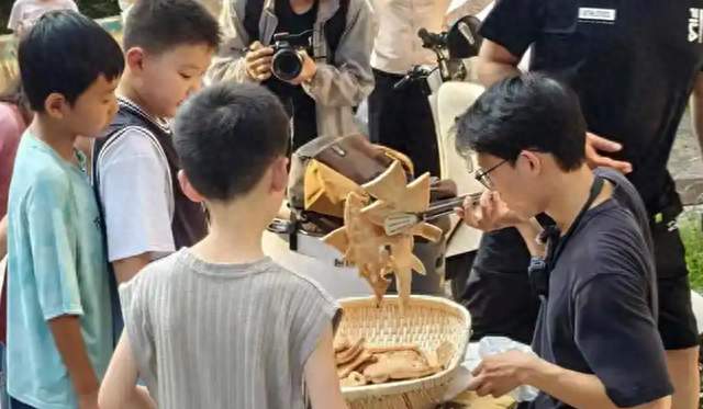 95后研究生摆摊卖烧饼，家长带娃跨城排队2小时，他却说：不赚钱