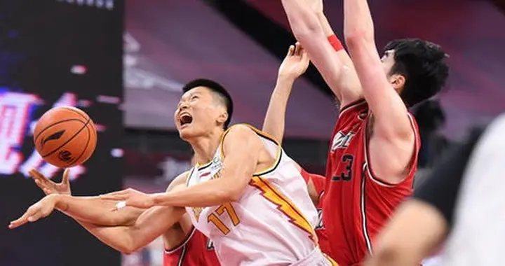 顾全执教首钢首战遇周琦翟晓川赵睿热聊抱人调侃胖了问假发 三人私交深厚助...