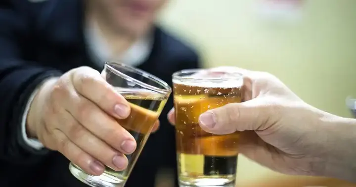 脑梗一滴酒都不能沾？医生怒斥：脑梗患者喝酒，或会引起7并发症