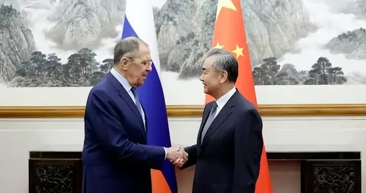 和王毅外长见面后，俄外长当面递上重要报告，请中国主持公道！
