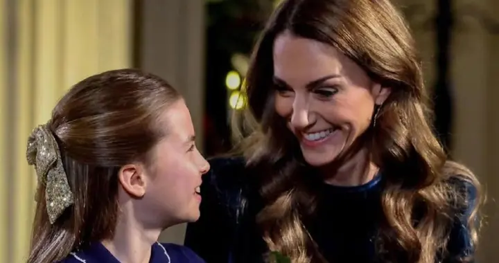 最佳镜头！凯特夏洛特钢琴二重奏，母女深情对望，美好具象化了！