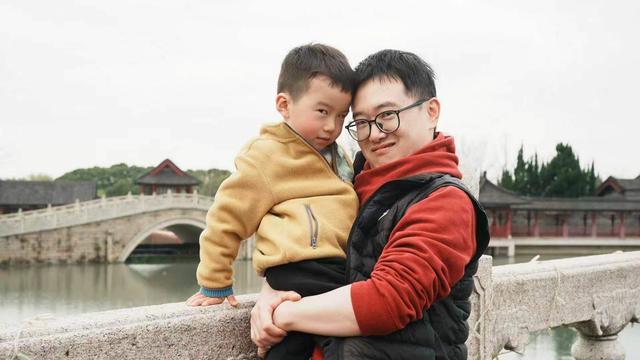 风雪夜归人：烫伤没破皮，  他急得直拍桌