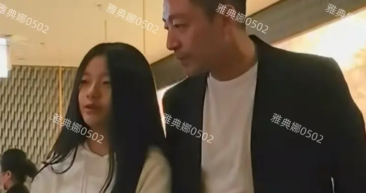 大S去世一周年，广州偶遇汪小菲带着孩子游玩，小玥儿像极了妈妈