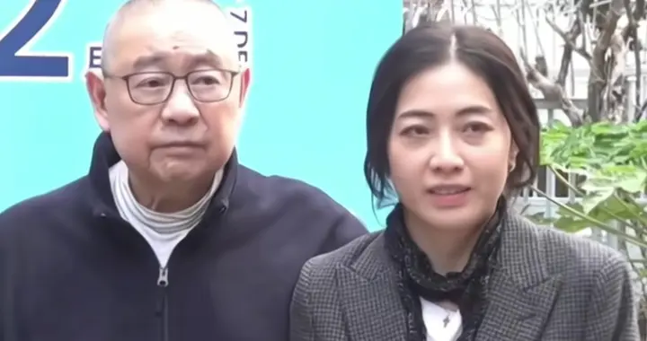 74岁刘銮雄带46岁甘比出席活动，俩人全程十指紧扣，有夫妻相