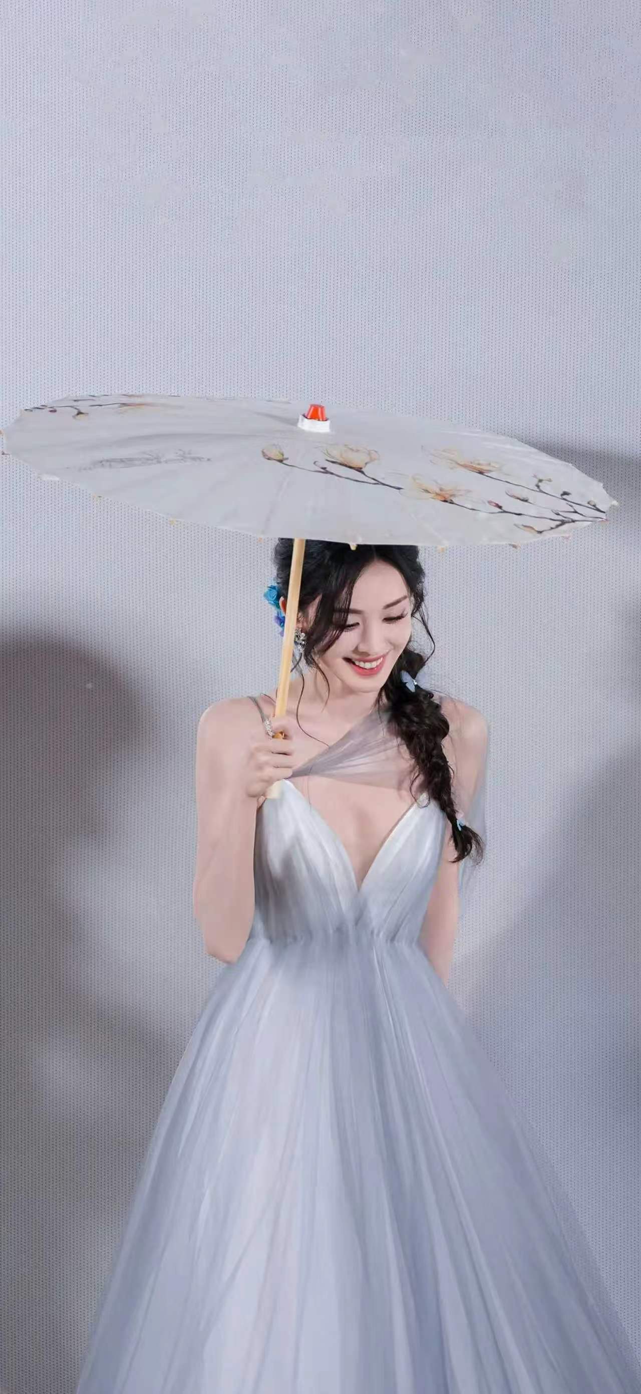 这两天看季军争夺战的消息，就像这位美女，撑着伞偷笑！ 网上说英法巨星们...