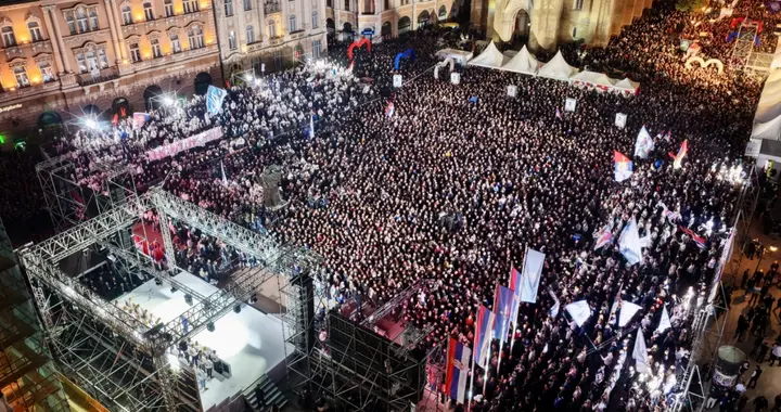 11万人挤爆广场！塞尔维亚超级集会力挺武契奇，多国首脑亲临站台