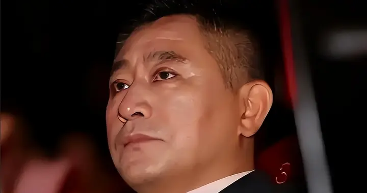 他是央视金牌主持人，57岁才结婚，娶北师大教授，气质高贵还漂亮