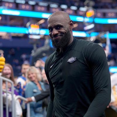 篮下后撤步：这样的詹姆斯，休赛期得给多大