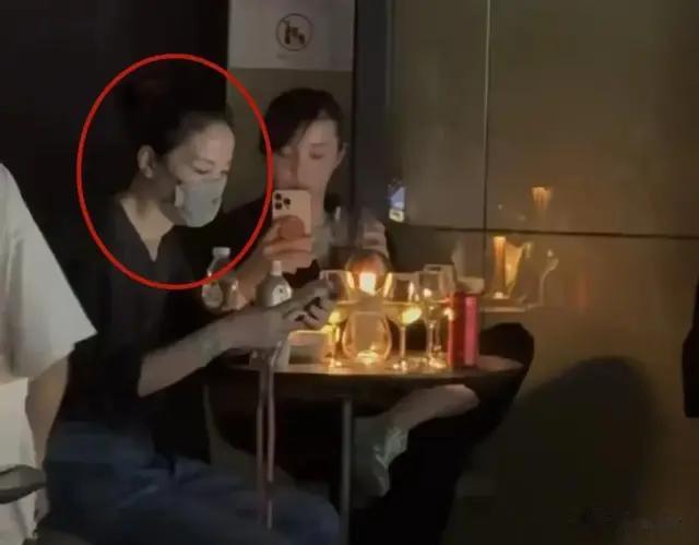 王菲现身谢霆锋演唱会！打扮朴素坐在角落，55岁的年纪看起来像30