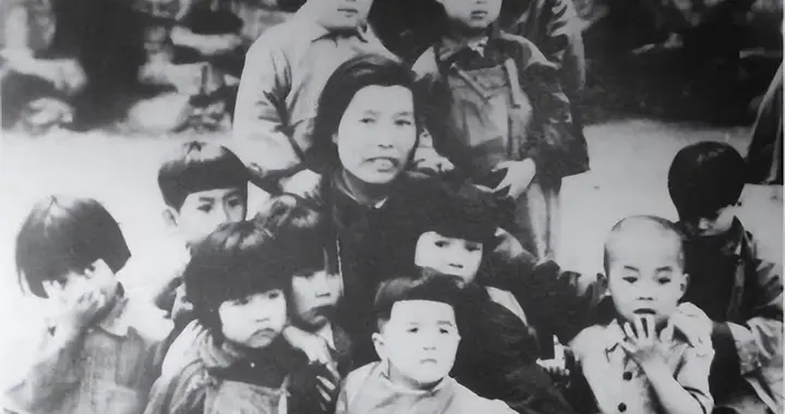 1946年伟人进托儿所，小孩拉住毛主席：毛伯伯，咱们同名