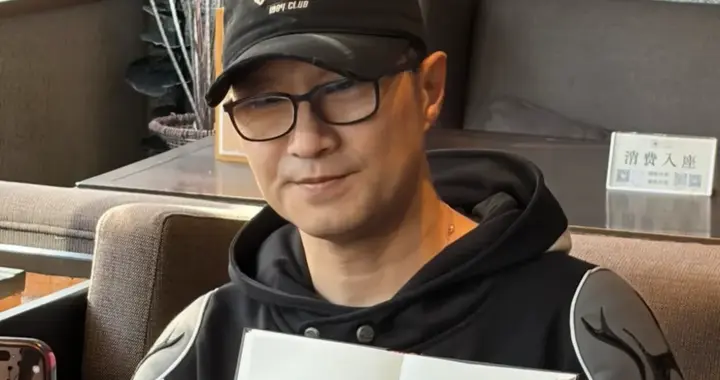 汪峰长沙书店被偶遇，大方请歌迷喝咖啡，素颜状态很年轻