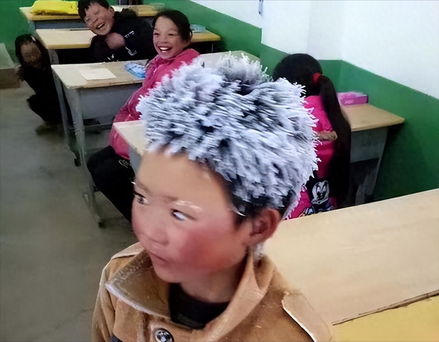 2018年，走9里山路上学的“冰花男孩”王福满，如今变化已认不出