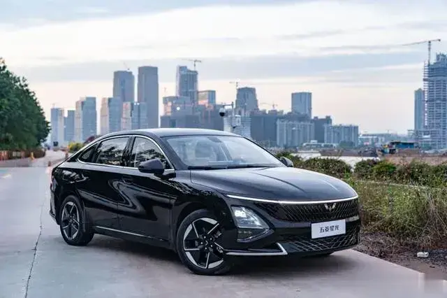 7.98万选五菱星光还是比亚迪秦L？真实对比后答案一目了然